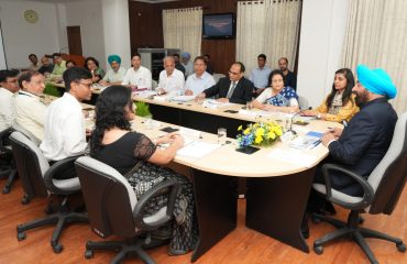 राजभवन में (गैप एनालिस) पर परिचर्चा में विषय विशेषज्ञों के साथ बैठक करते हुए राज्यपाल।