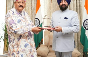 Cabinet Minister Shri Satpal Maharaj paying a courtesy call on the Governor.