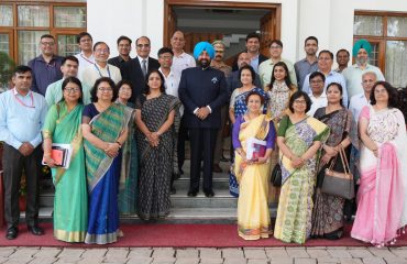 राजभवन में (गैप एनालिस) पर परिचर्चा में विषय विशेषज्ञों के साथ बैठक करते हुए राज्यपाल।
