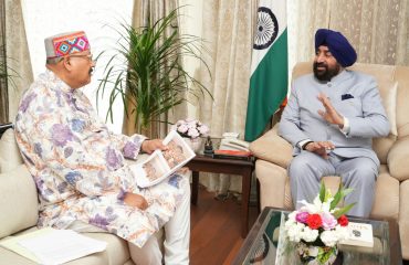 Cabinet Minister Shri Satpal Maharaj paying a courtesy call on the Governor.