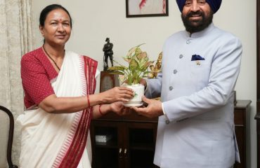Chief Secretary Smt. Radha Raturi paid a courtesy call on the Governor at Raj Bhawan.