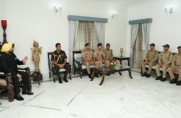 राजभवन में कार्यरत सुरक्षा कर्मियों से वार्ता करते हुए राज्यपाल।