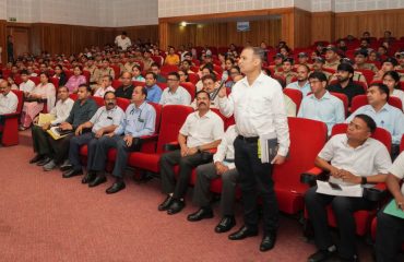Hon'ble Governor listening to the concerns of the employees during the Parivar Milan program.