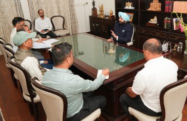 राजभवन में उद्यान एवं खाद्य प्रसंस्करण विभाग के अधिकारियों से वार्ता करते हुए राज्यपाल।