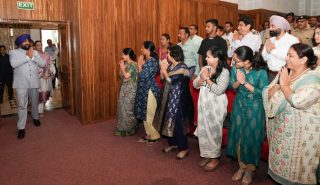 Hon'ble Governor accepting the greetings from the employees at the Parivar Milan program organized at the Raj Bhawan Auditorium.