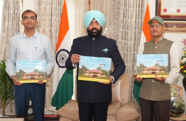 राजभवन में उद्यान एवं खाद्य प्रसंस्करण विभाग द्वारा तैयार ‘‘वसंतोत्सव-2024’’ कॉफी टेबल बुक का विमोचन करते हुए राज्यपाल।
