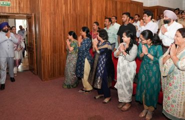 राजभवन ऑडिटोरियम में आयोजित परिवार मिलन कार्यक्रम में कार्मिकों का अभिवादन स्वीकार करते हुए राज्यपाल।