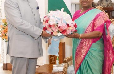 राष्ट्रपति भवन नई दिल्ली में राष्ट्रपति श्रीमती द्रौपदी मुर्मु से शिष्टाचार भेंट करते हुए राज्यपाल।