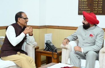 नई दिल्ली में केंद्रीय कृषि एवं ग्रामीण विकास मंत्री श्री शिवराज सिंह चौहान जी के साथ वार्ता करते हुए राज्यपाल।