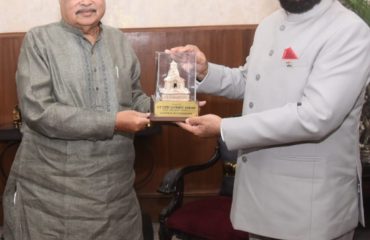 Governor meeting Union Minister for Road Transport and Highways Shri Nitin Gadkari and presenting a replica of Kedarnath Temple in New Delhi.