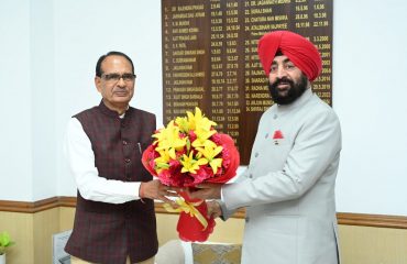 नई दिल्ली में केंद्रीय कृषि एवं ग्रामीण विकास मंत्री श्री शिवराज सिंह चौहान जी से शिष्टाचार भेंट करते हुए राज्यपाल।