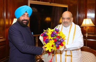 नई दिल्ली में केन्द्रीय गृह मंत्री श्री अमित शाह से शिष्टाचार भेंट करते हुए राज्यपाल।