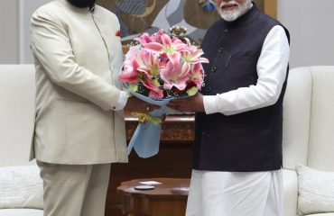नई दिल्ली में प्रधानमंत्री श्री नरेंद्र मोदी से शिष्टाचार भेंट करते हुए राज्यपाल।