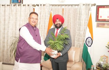 Soldiers’ Welfare Minister, Shri Ganesh Joshi paying a courtesy call on the Governor.