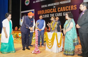 Hon'ble Governor inaugurating the programme by the Department of Urology, AIIMS Rishikesh, by lighting the ceremonial lamp.