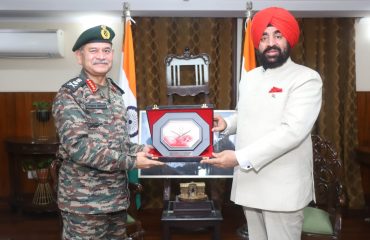 उत्तराखण्ड सदन नई दिल्ली में राज्यपाल से शिष्टाचार भेंट करते हुए नवनियुक्त थल सेना प्रमुख जनरल उपेंद्र द्विवेदी।