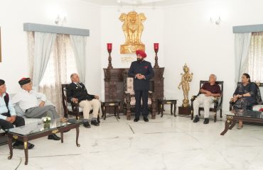 राजभवन में असम रेजिमेंट के पूर्व सैनिकों से वार्ता करते हुए राज्यपाल।