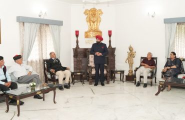 राजभवन में असम रेजिमेंट के पूर्व सैनिकों से वार्ता करते हुए राज्यपाल।