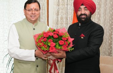 राज्यपाल से शिष्टाचार भेंट करते हुए मुख्यमंत्री श्री पुष्कर सिंह धामी।