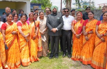 Hon'ble Governor with the workers of Anganwadi Center.