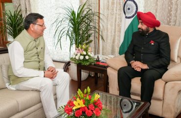 Hon'ble Governor in conversation with Chief Minister, Shri Pushkar Singh Dhami.