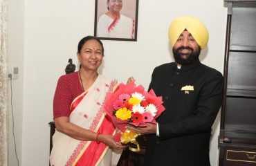 Chief Secretary Smt. Radha Raturi paying a courtesy call on the Hon'ble Governor.