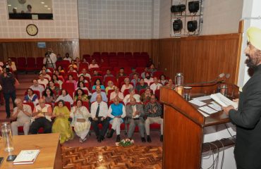 राजभवन ऑडिटोरियम में आयोजित कार्यक्रम को संबोधित करते हुए राज्यपाल।