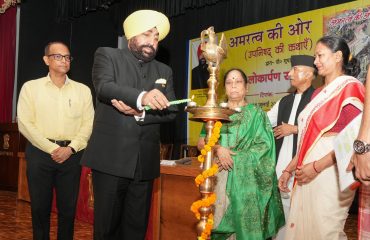 राजभवन ऑडिटोरियम में आयोजित कार्यक्रम का शुभारंभ करते हुए राज्यपाल।