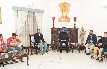 राजभवन में उत्तराखण्ड व्हीलचेयर क्रिकेट टीम के खिलाड़ियों से वार्ता करते हुए राज्यपाल।