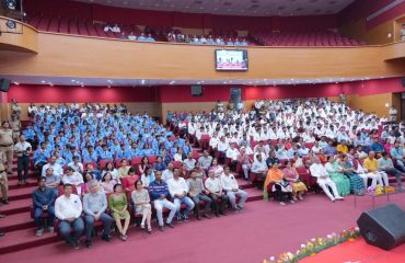 Students and other dignitaries listening to the Hon'ble Governor at the event.