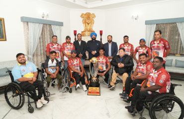 उत्तराखण्ड व्हीलचेयर क्रिकेट टीम के खिलाड़ियों के साथ राज्यपाल।