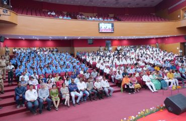 कार्यक्रम के अवसर पर राज्यपाल को सुनते हुए छात्र-छात्राएं एवं अन्य गणमान्य लोग