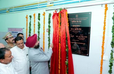 कार्डियक कैथ लैब का लोकार्पण करते हुए राज्यपाल।