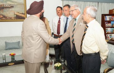 राजभवन में सेवानिवृत्त वरिष्ठ सैन्य अधिकारियों से मुलाकात करते हुए राज्यपाल।