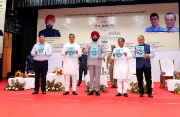 कार्यक्रम के अवसर पर मेडिकल कॉलेज की ‘उमंग’ स्मारिका का विमोचन करते हुए राज्यपाल।
