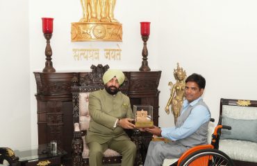 राजभवन में दिव्यांग मोटर स्पोर्ट्स खिलाड़ी दिग्विजय सिंह को स्मृति चिन्ह भेंट करते हुए राज्यपाल।