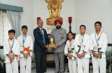 राजभवन में, इंटरनेशनल शीतो-रियु कराटे ऑर्गनाइजेशन ऑफ़ इंडिया के जूनियर खिलाड़ियों के साथ राज्यपाल।