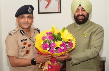 राज्यपाल से शिष्टाचार भेंट करते हुए डीजीपी अभिनव कुमार।