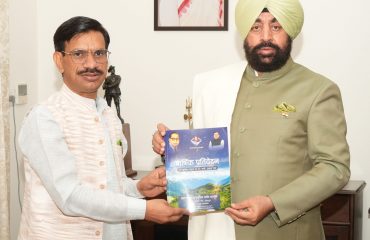 राज्यपाल से शिष्टाचार भेंट करते हुए उत्तराखण्ड अनुसूचित जाति आयोग के अध्यक्ष मुकेश कुमार।