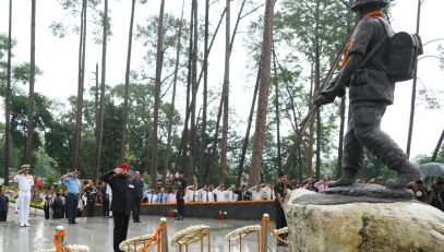 The Governor paying tribute to the brave martyrs at the Shaheed Smarak at Shaurya Sthal.