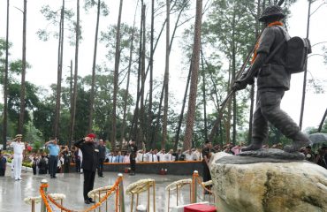 शौर्य स्थल स्थित शहीद स्मारक पर वीर शहीदों को श्रद्धांजलि देते हुए राज्यपाल।