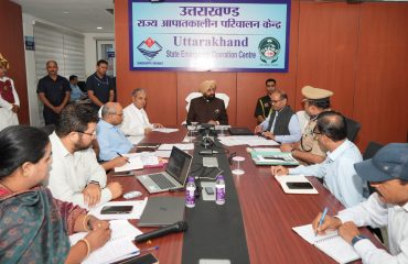 आईटी पार्क स्थित, नवनिर्मित उत्तराखंड आपदा प्रबंधन प्राधिकरण में बैठक के दौरान अधिकारियों से विस्तृत जानकारी प्राप्त करते हुए राज्यपाल।