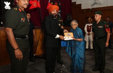 कार्यक्रम के अवसर पर वीर नारियों को सम्मानित करते हुए राज्यपाल।