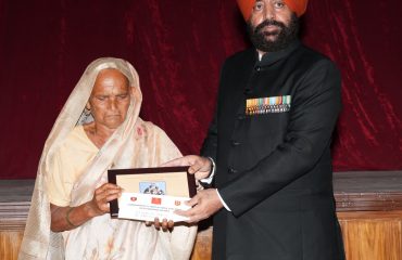 कार्यक्रम के अवसर पर वीर नारियों को सम्मानित करते हुए राज्यपाल।