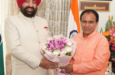 Cabinet Minister Dr. Dhan Singh Rawat paying a courtesy visit to the Hon’ble Governor.