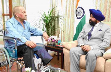 Shaurya Chakra awardee Captain (Retd) Mohan Singh Rawat in conversation with Hon'ble Governor.