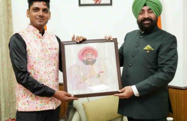 राज्यपाल को पेंटिंग भेंट करते हुए लक्सर हरिद्वार निवासी युवा चित्रकार माहिर।