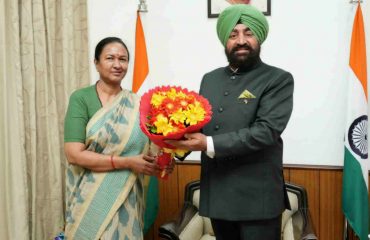 राज्यपाल से शिष्टाचार भेंट करती हुईं मुख्य सचिव श्रीमती राधा रतूड़ी।