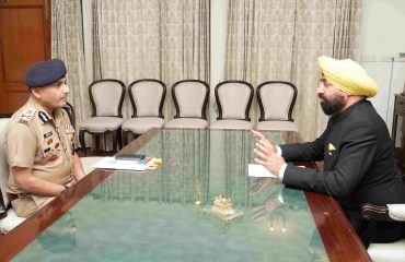 DGP Shri. Abhinav Kumar in conversation with the Hon'ble Governor.