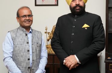 राज्यपाल से शिष्टाचार भेंट करते हुए सचिव आपदा प्रबंधन विनोद कुमार सुमन।